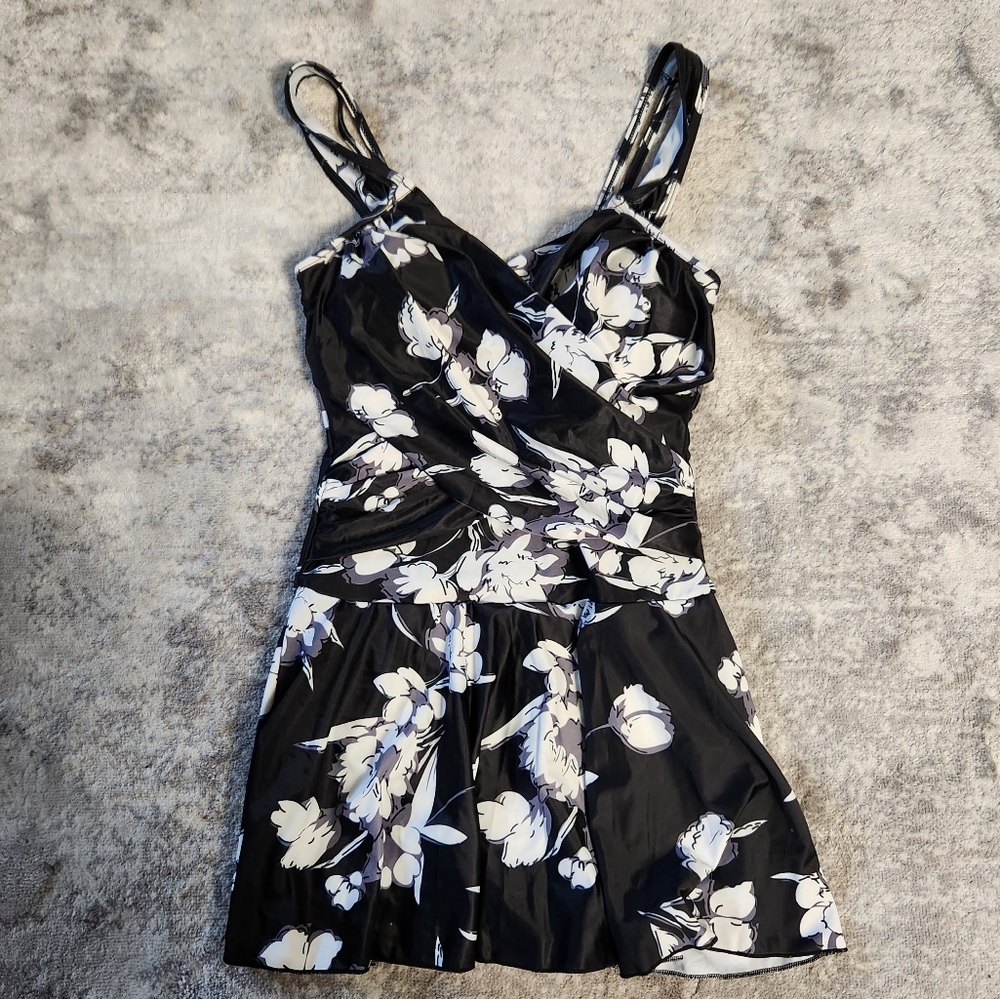 🔷️ Black White Floral One Piece Swimsuit Size Medium
